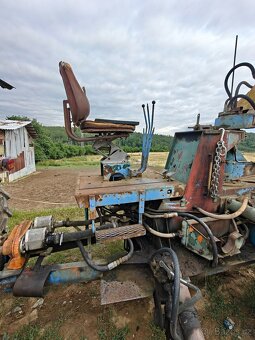 NAKLADAČ ZA TRAKTOR UNHZ 750 - 4