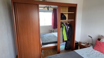 Šatní skříň se zrcadlem - 4