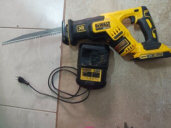 Aku šavlová pila DeWalt 18V, nabíječka 230V, baterie - 4