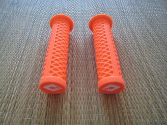 Nové mtb gripy ODI Vans V1.0 Lock-On Grips - 4