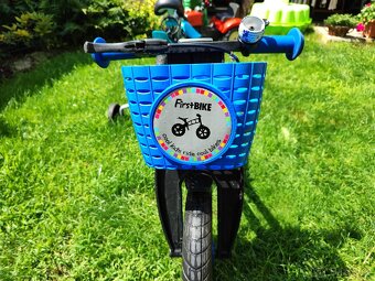 Odrážedlo FirstBike s brzdou + košík – výborný stav - 4