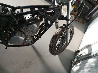 Prodám Yamaha YBR 250 v rozebraném stavu. - 4