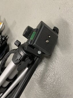 Stativy, držáky na E27, zářivky, odrazný deštník - 4