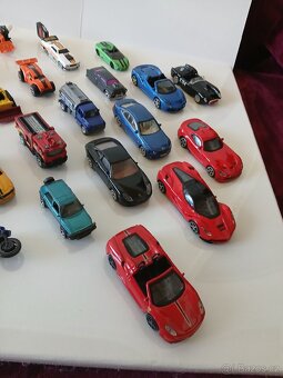 Autíčka za 60ks Matchbox Hotwheels Bburago Maisto - 4