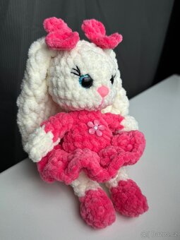 Háčkovaný králíček 20 cm + karabinka jako dárek - 4