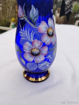 Modrá skleněná váza s bílo-béžovými květy - 4