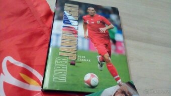 Vlajka Liverpool.knihy o fotbale,cena celkem - 4