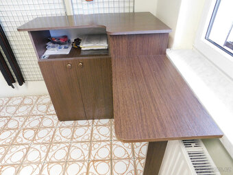 Stůl rohový se skříňkou a policemi - 4