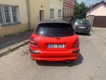 Nissan Almera N16 hatchback - 4