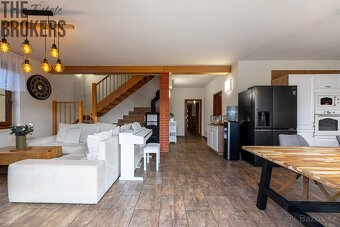 Prodej rodinného domu s novou fasádou, 6+kk, pozemek 956 m2, - 4