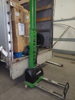 Samonakládací vysokozdvižný paletový vozík - 4