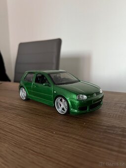 Maisto VW Golf R32 - 4