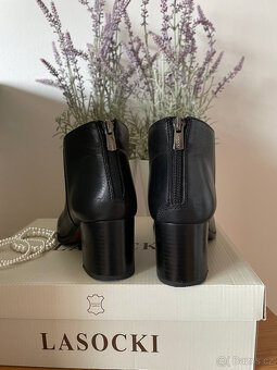 Elegantní černé kožené boty na silnějším podpatku Lasocki 39 - 4