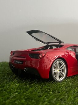 Ferrari 488 GTB 1:18 model - 4