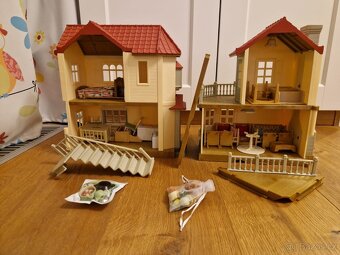 Sylvanian families dvoupatrový domeček se světly - 4