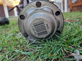 BMW E39 zadní náprava, těhlice, brzdič, poloosa - 4