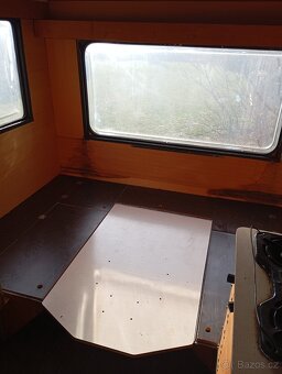 Karavan, obytný přívěs s papírama. - 4