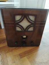 Malá sbírka značkových starožitných rádií z různých období - 4