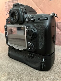 Nikon D700 + bateriový grip MB-D10 - 4