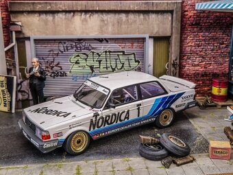 Volvo 240 Turbo 1:18 AutoArt - 4