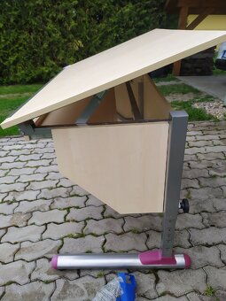 Rostouci psaci stůl z Lidlu a zidle Ikea - 4