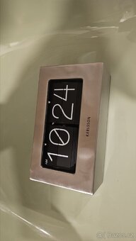 Překlápěcí hodiny Karlsson Boxed Flip
 - 4