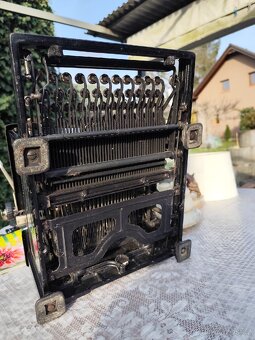 Starožitný psací stroj Royal - 4