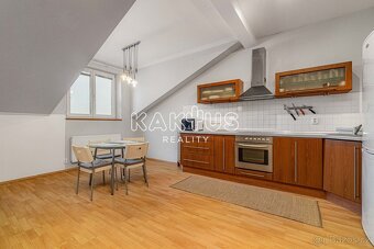 Pronájem zařízeného podkrovního bytu 3+kk (125 m2), ulice Šk - 4