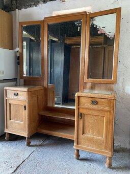 Šatní skříně, toaletka, noční stolek, 2x postel - 4