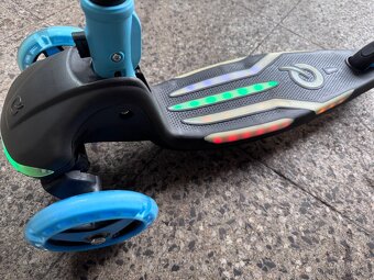 Zánovní dětská svítící koloběžka - 4