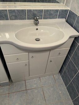 Umyvadlo se skříňkou a zrcadlem - 4