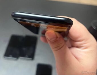 IPhone SE 2020 90% baterie - 4