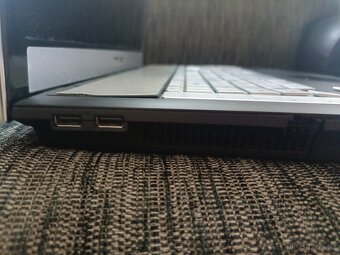 ASUS F556UQ / Intel i7 / NVIDIA 555M / 8 GB RAM / 1.36 TB - 4