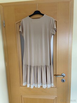 Krásné béžové  italské šaty s krajkou - vel. M - 4