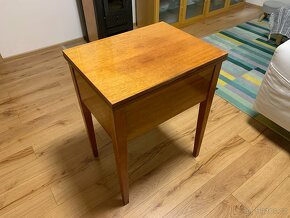 Šicí stroj ve stolku - 4