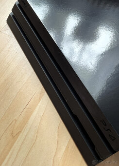 Playstation 4 PRO 1TB / 4x hry / příslušenství - 4