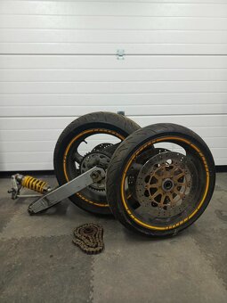 Přední a zadní kolo s kyvkou tlumič Ducati Monster 620 - 4