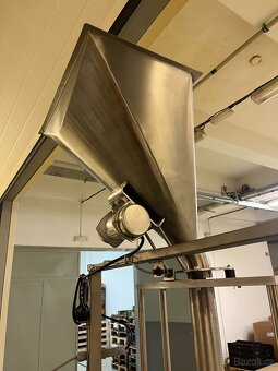 vertikální plnicí/uzavírací stroj - 4