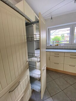 moderní kuchyňská linka se spořebiči - 4