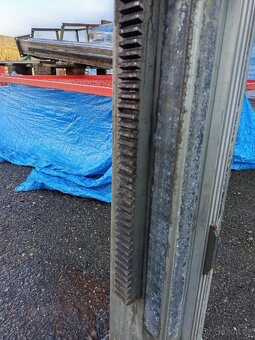 Sloup s ozubeným hřebenem - 4