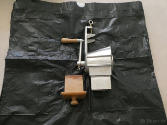 Ruční mlýnek na strouhání - 4