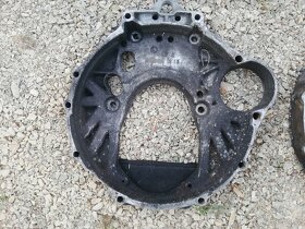 Mezikus mezi motorem a převodovkou Mercedes W123. - 4
