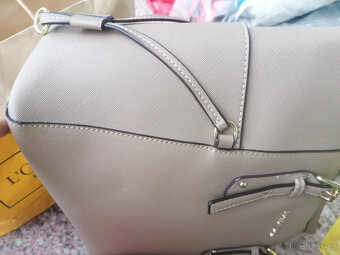 velká světlá kabelka Kabelky Michael Kors . začíná se loupat - 4