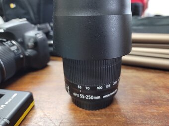 Prodám digitální zrcadlovku Canon EOS D200. - 4
