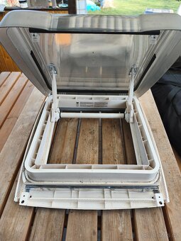 Střešní okno do karavanu - 4