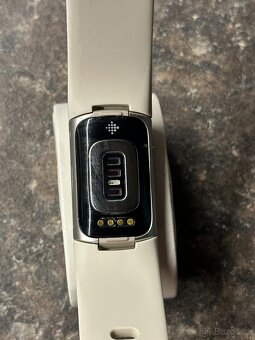 Chytrý náramek Fitbit Charge 5 bílý - 4