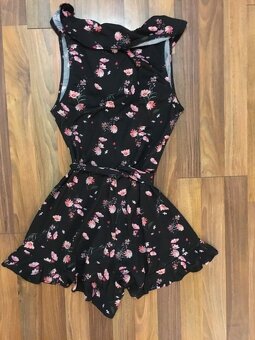 Květinový kraťasový overal, vel S/M, Pull and bear - 4