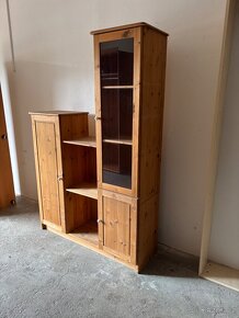 PRODÁM SESTAVU VITRINA A KOMODA MASIVNÍ BOROVICE - 4