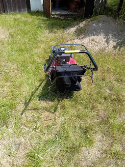 Prodám sekačku s pojezdem Hecht - 4