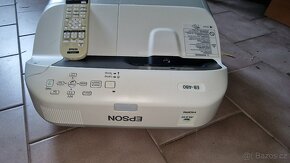 Projektor Epson EB-480 s plátnem a držákem. - 4